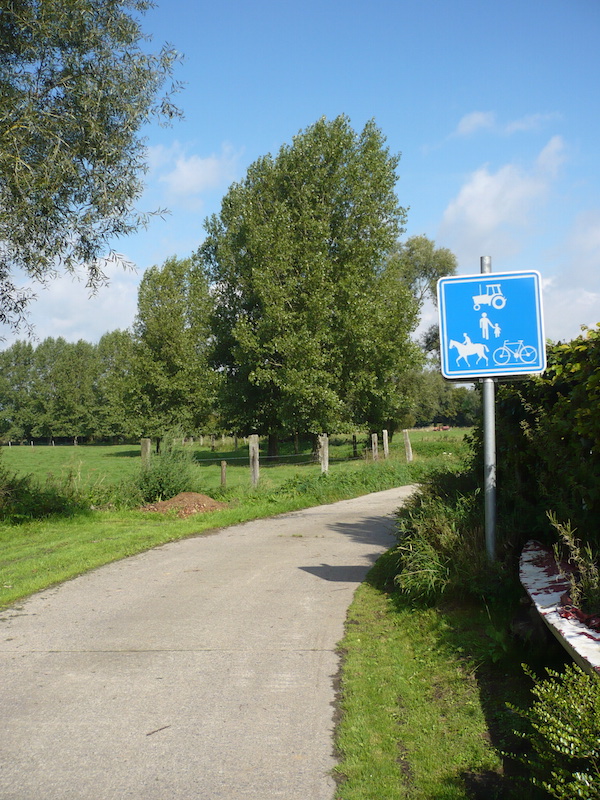 Les chemins de remembrent, qui sont nombreux en Hesbaye, sont des voies  royales pour cyclistes entre villages, si le ce panneau \"chemin réservé aux  piétons, cyclistes, cavaliers et charroi agricole" étaient plus présents.